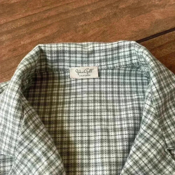 John Galt Cropped Top Womens Green Short Sleeve Notch Collar 3 Button - Picture 2 of 4